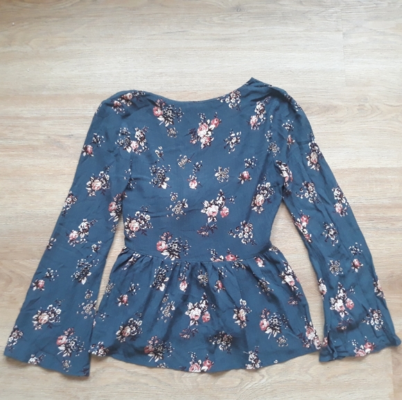 American Eagle Floral Front Tie Midriff Cut Out Blouse - Size XS Blue Top - Picture 11 of 12